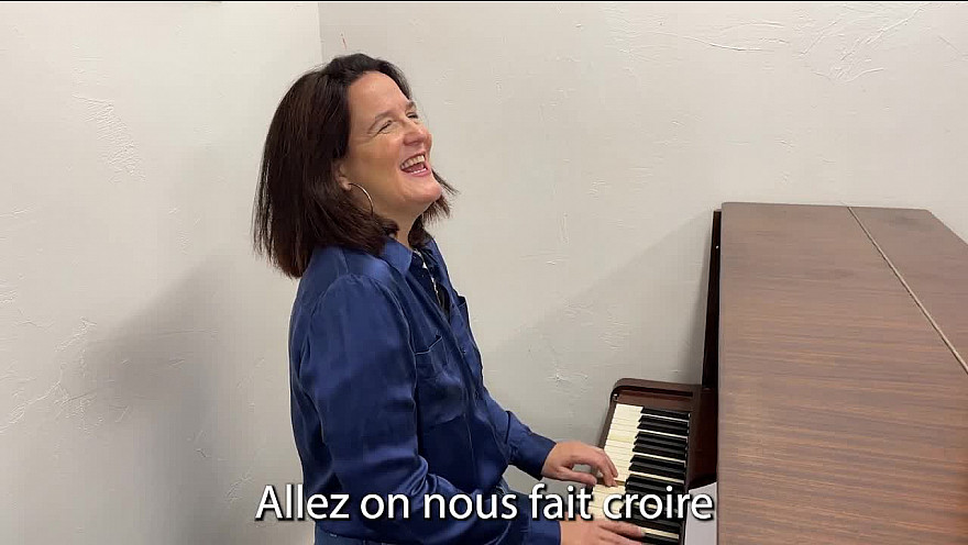 Caroline Harvey chante 'Foule sentimentale'
